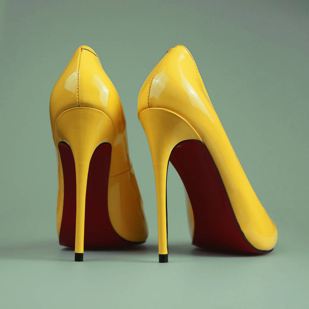 paire de chaussures à talons jaunes pour femme
 - Photo, image