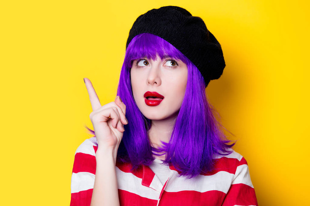 donna con i capelli viola  - Foto, immagini