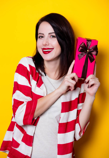 junge Frau mit Geschenkbox  - Foto, Bild