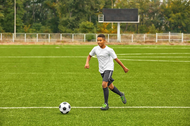 Boy playing football - Valokuva, kuva