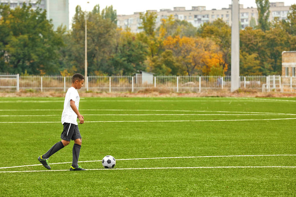 αγόρι που παίζει ποδόσφαιρο - Φωτογραφία, εικόνα