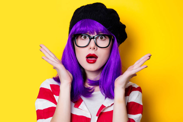 紫色の髪をした女性  - 写真・画像