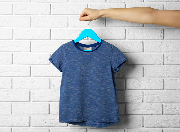 blue t-shirt against brickwall - Fotoğraf, Görsel