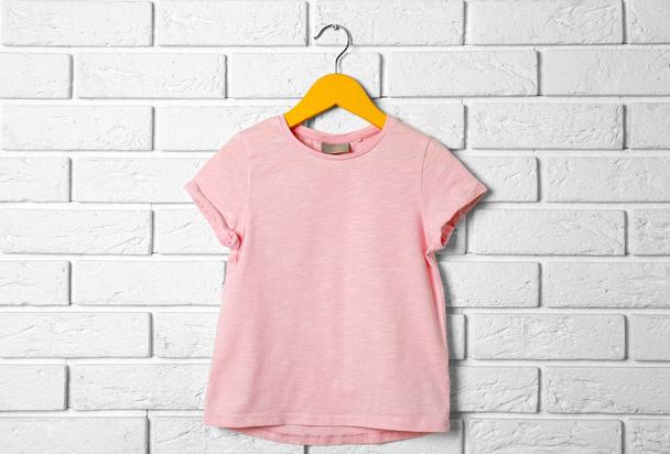 pink t-shirt against brickwall - Fotó, kép