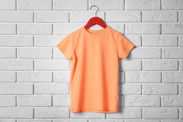orange t-shirt against brickwall - Zdjęcie, obraz