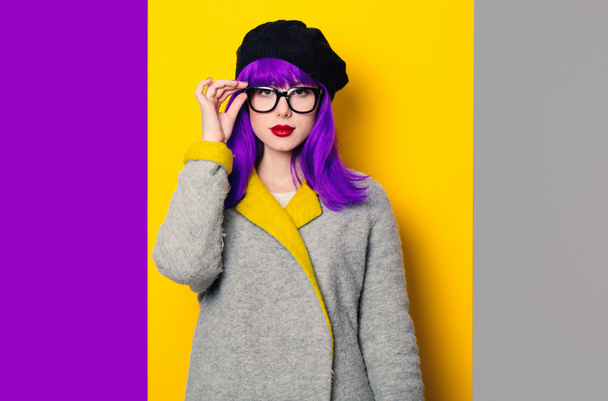 Фіолетове волосся жінка в пальто
  - Фото, зображення