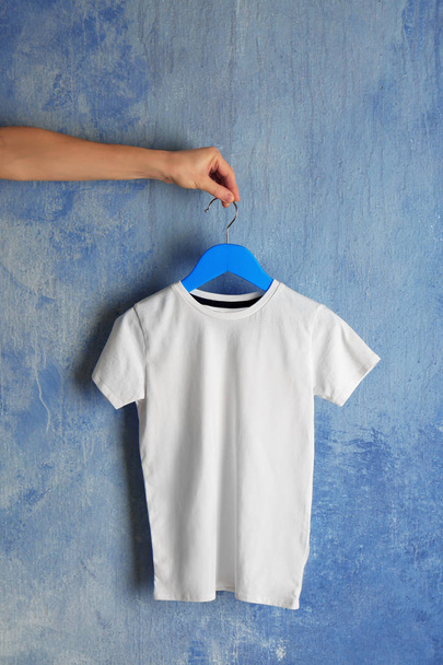 white t-shirt against grunge wall - Foto, Imagem