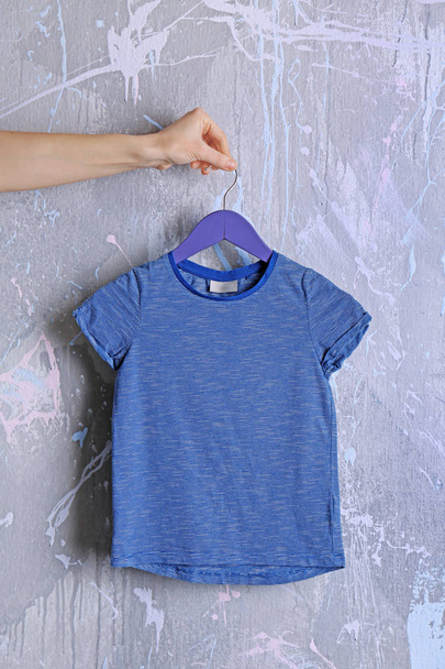 blue t-shirt against grunge wall - Foto, Imagem