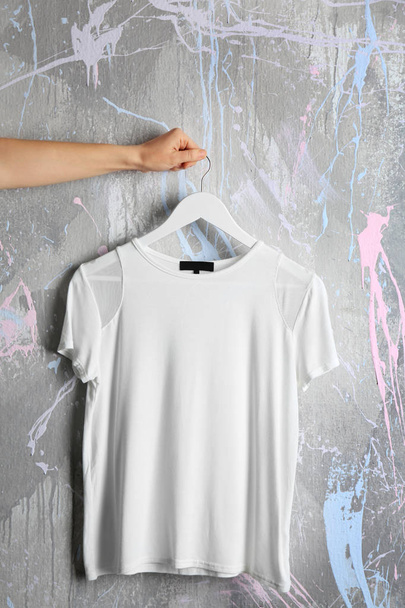 white t-shirt against grunge wall - Foto, Bild