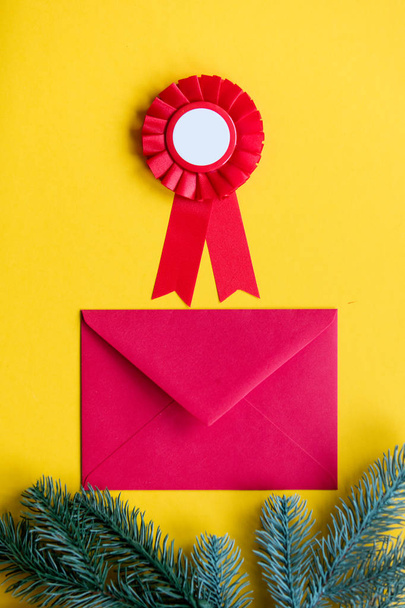 roter Weihnachts-Umschlag und Belohnung  - Foto, Bild