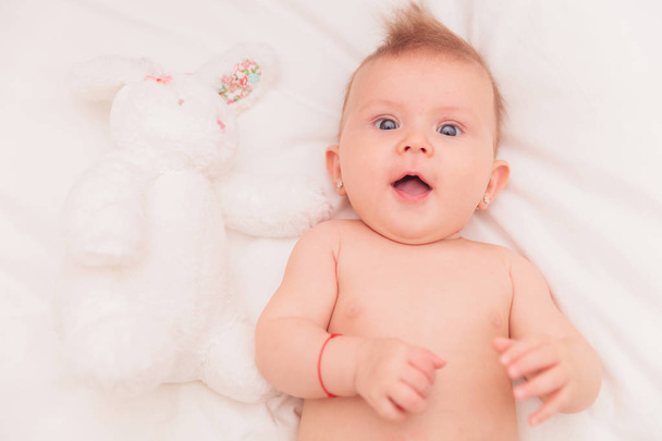 adorable bebé chica y su juguete conejito
 - Foto, imagen