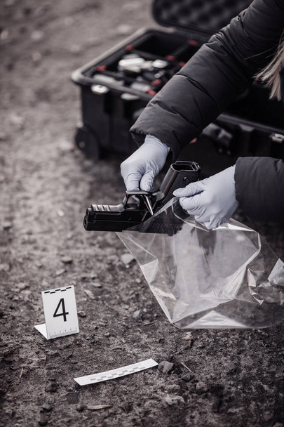 Crime scene investigation - collecting pisto - Foto, afbeelding