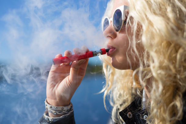 Frau raucht E-Zigarette - Foto, Bild