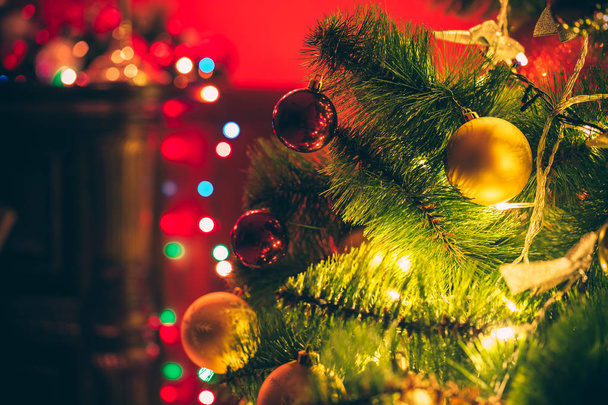 Χριστουγεννιάτικο δέντρο με κόκκινα στολίδια - Φωτογραφία, εικόνα