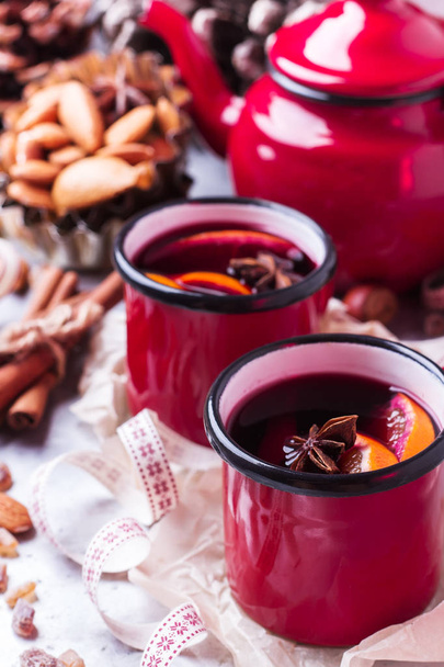 Ζεστό mulled κρασί σε μια κόκκινη κούπα για χειμερινές διακοπές - Φωτογραφία, εικόνα
