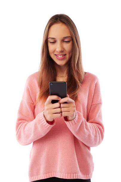 Roztomilá mladá dívka drží mobil když stál proti Svatodušní - Fotografie, Obrázek