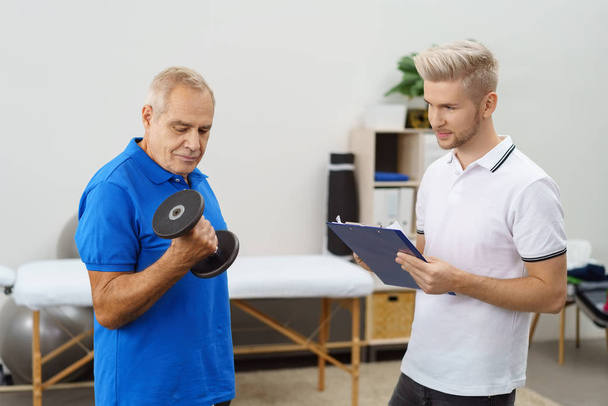 Elderly man working out in gym - Foto, imagen