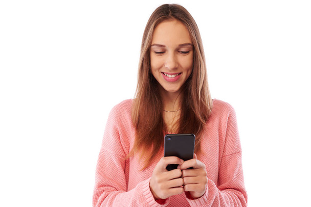 Rozanielony nastolatek czytania przyjemne SMS na mobile pho - Zdjęcie, obraz