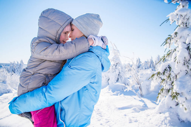 kar manzara anne ile kızı - Fotoğraf, Görsel