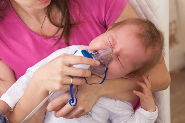 inhalation child makes baby mama - Foto, Imagem