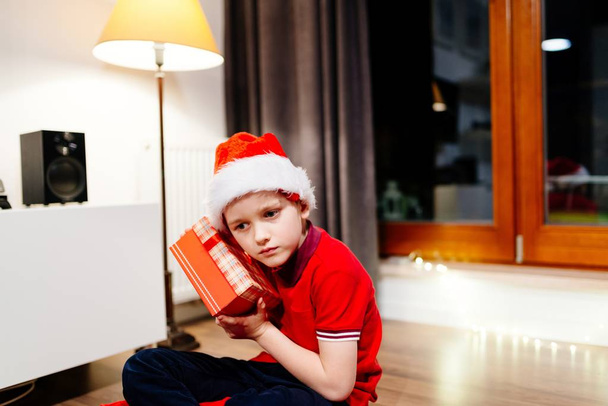 Дитина відкриття подарунковій коробці з Санта Клауса. - Фото, зображення