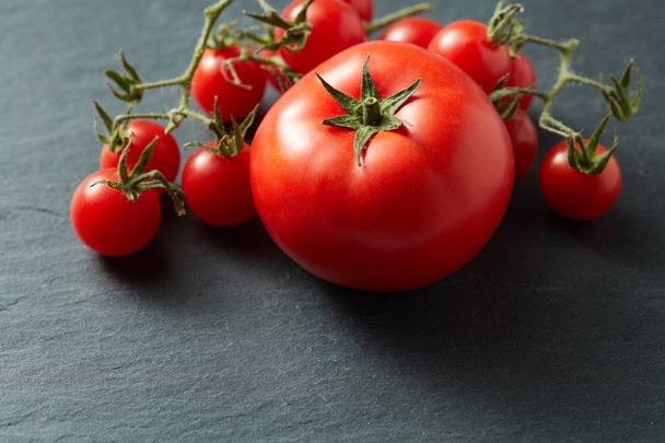 garść świeżych pomidorów - Zdjęcie, obraz