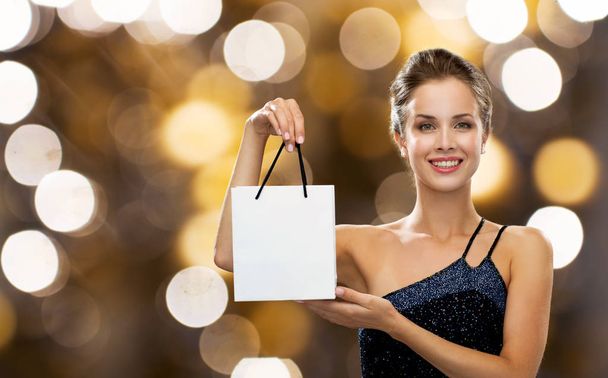 улыбающаяся женщина с белой пустой сумкой для покупок
 - Фото, изображение