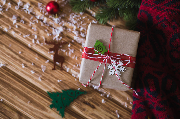 Coffret cadeau de Noël avec branches de sapin sur un fond en bois
 - Photo, image