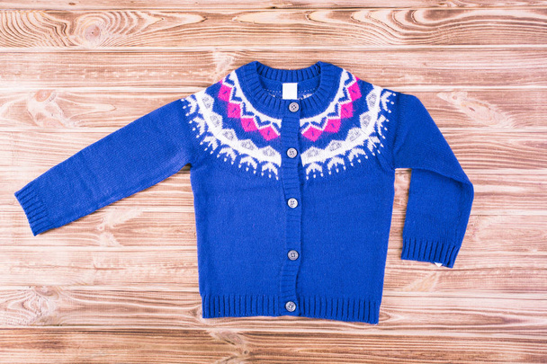 スタイリッシュな青いセーターを着た子供の木製の背景 - 写真・画像