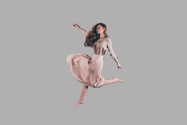 beautiful woman hovering in air - Foto, afbeelding