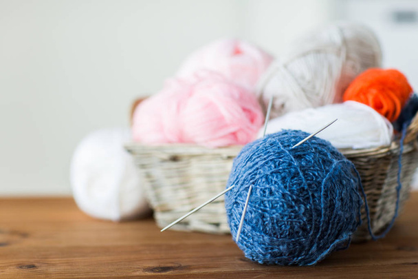 basket with knitting needles and balls of yarn - Foto, Imagem