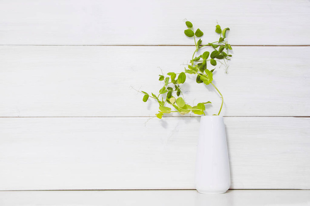 Зеленый горох в вазе на белом фоне
 - Фото, изображение