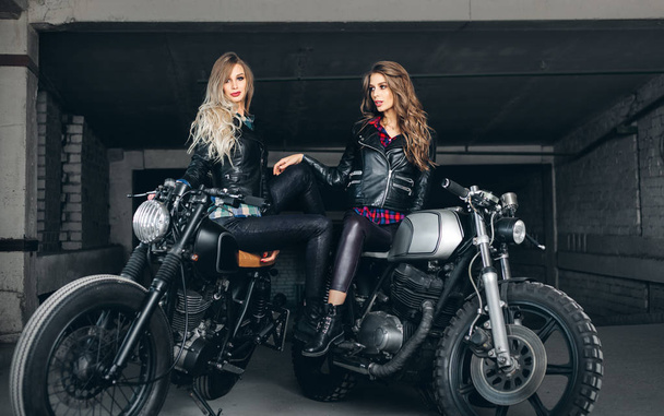 Motociclistas mujeres en chaquetas de cuero con motocicletas
 - Foto, imagen