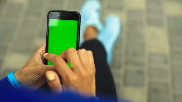 Lähikuva naisten käsissä älypuhelimella, vihreä näyttö Chroma Key
. - Materiaali, video