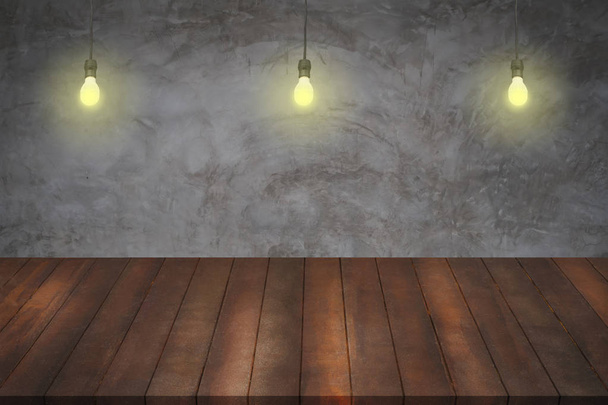 prateleiras de madeira e luz da lâmpada no backgroun de cimento de concreto vintage
 - Foto, Imagem