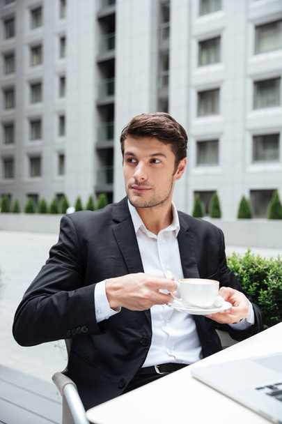 Homme d'affaires buvant du café dans un café extérieur
 - Photo, image