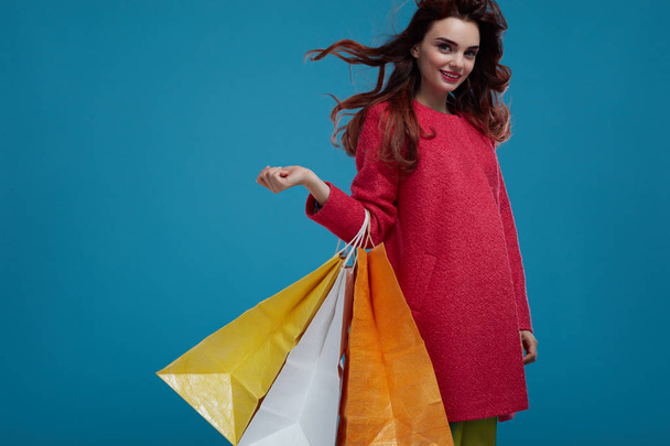 Woman Shopping. Smiling Beautiful Fashion Model With Paper Bags - Foto, Imagem