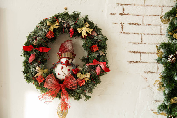 Couronne de Noël sur un mur de briques rustique
. - Photo, image