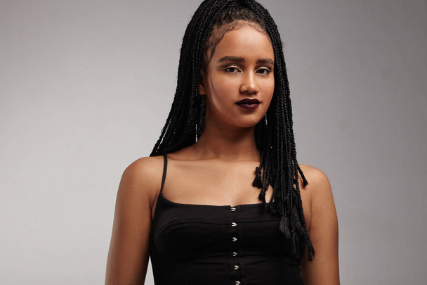 чорна жінка з косами
  - Фото, зображення
