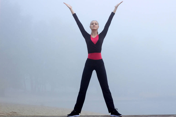 Jovem fitness girl faz exercícios de ioga durante o treino de treinamento o
 - Foto, Imagem