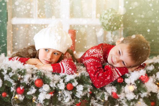Дитяча дівчинка і хлопчик чекають на Різдво, зимові канікули
 - Фото, зображення