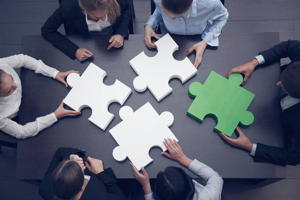Business people assembling puzzle  - 写真・画像