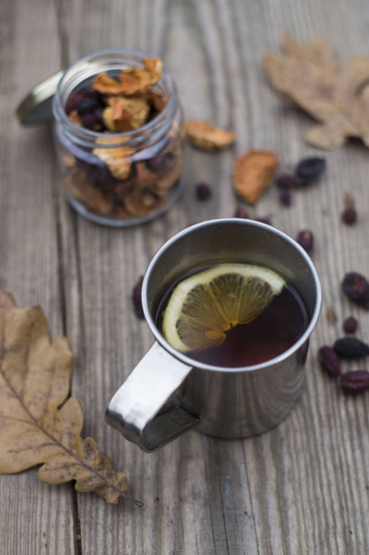  Chá preto com copo de ferro limão
 - Foto, Imagem
