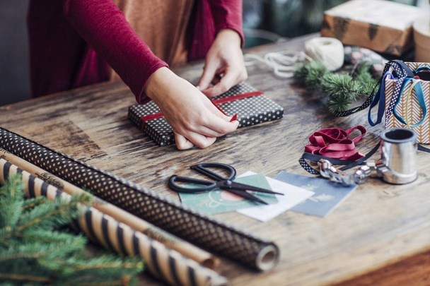 Woman Wrapping Christmas Presents - Foto, immagini