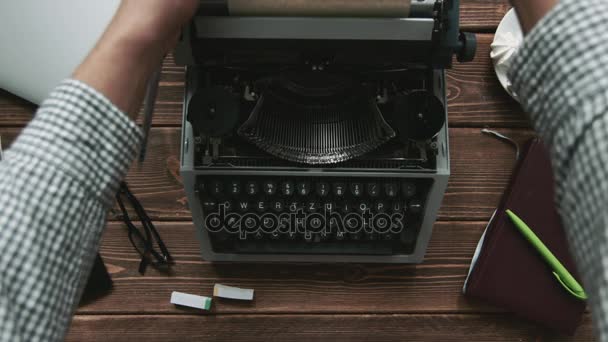 Osoba pracująca na stara maszyna do pisania - Materiał filmowy, wideo