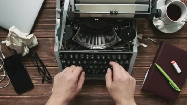 írógép dolgozó férfi - Felvétel, videó