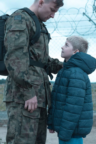 Soldier and his son - Foto, immagini
