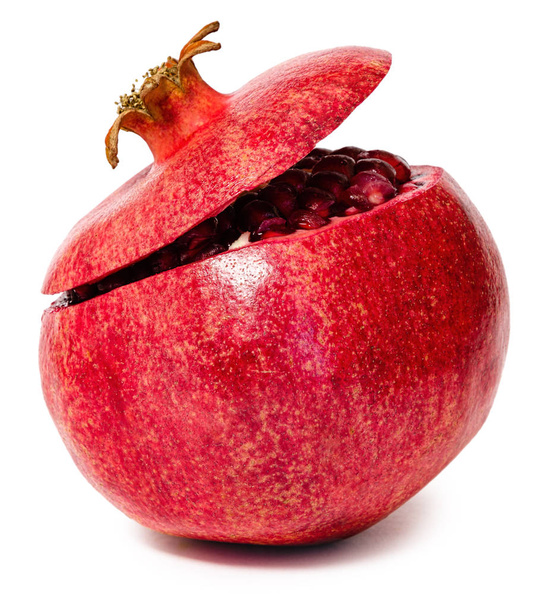 Ruby syrové granátové jablko s řezané top. Izolované na bílém - Fotografie, Obrázek