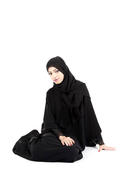 Arabská žena sedí na podlaze - Fotografie, Obrázek