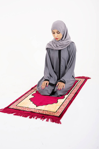 Mujer árabe musulmana rezando
 - Foto, imagen